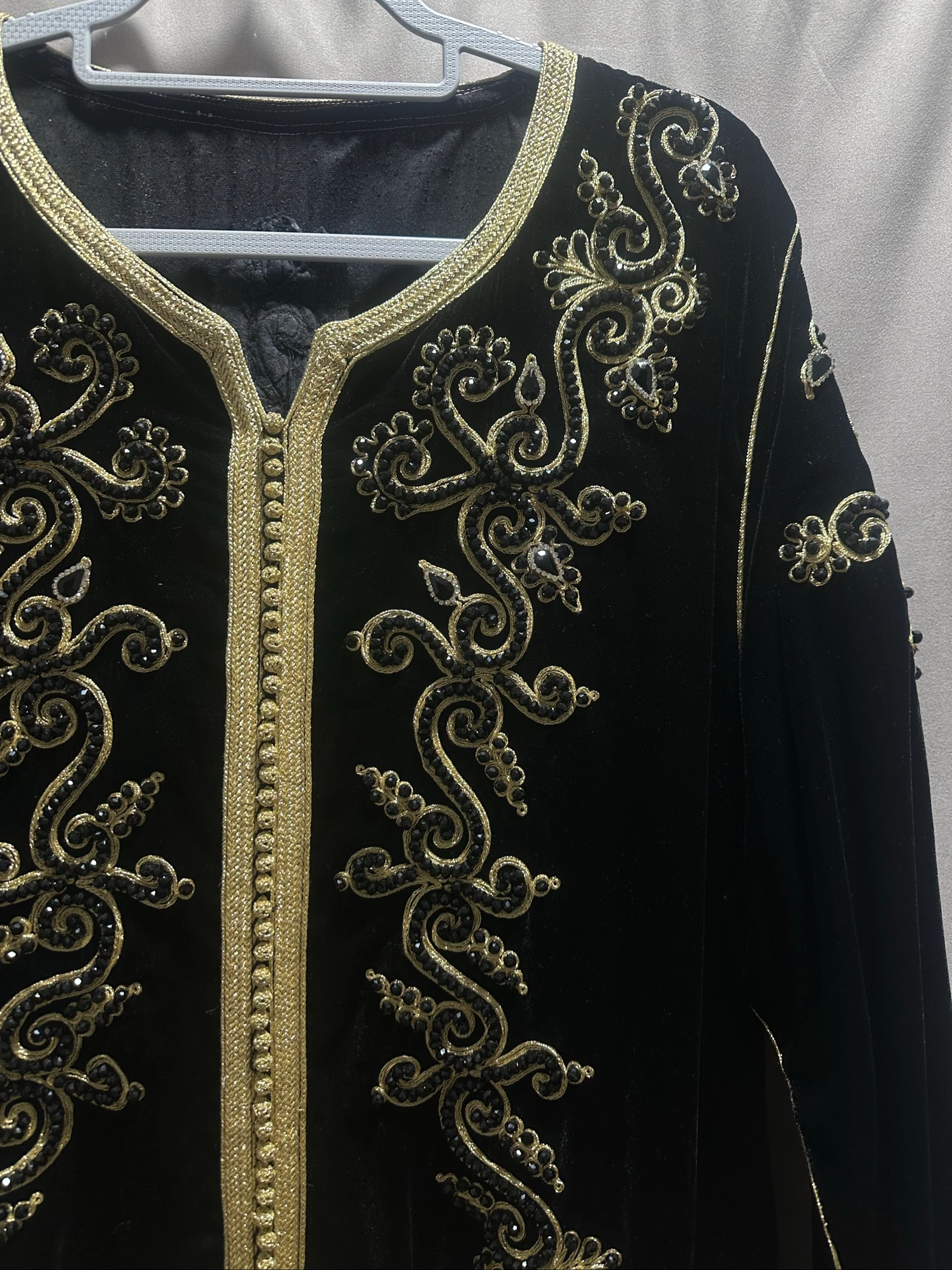 Zwarte en gouden caftan van fluweel – photo 2